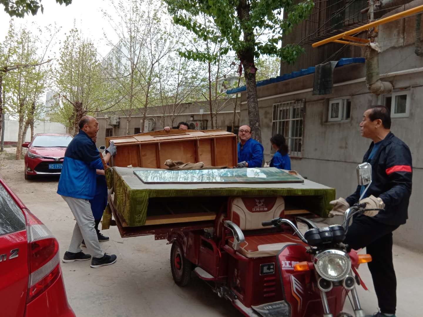 西北一棉： 清理廢舊家具 維護創(chuàng  )文成果